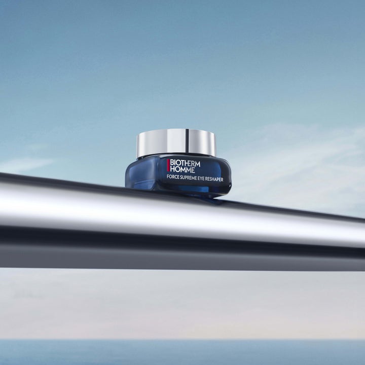 Biotherm Force Supreme Eye Reshaper 20 ml anti-age ögonkräm i blå glasburk med silverlock mot blå himmel.