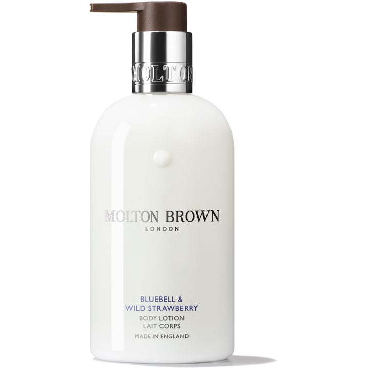Molton Brown Bluebell & Wild Strawberry 300 ml mjukgörande body lotion i vit pumpflaska med silverdetaljer.