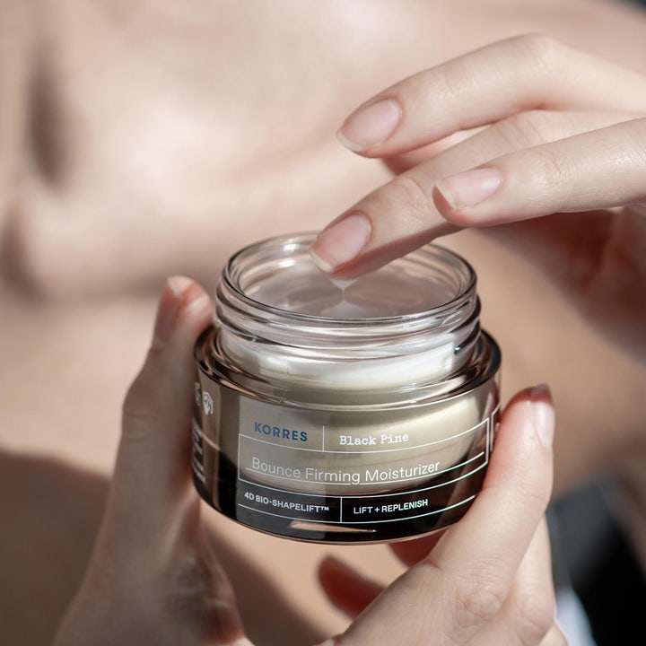 KORRES Black Pine 4D Bounce Firming Moisturizer 40 ml lyftkräm i glasburk som ger huden ett lyft med svart tall