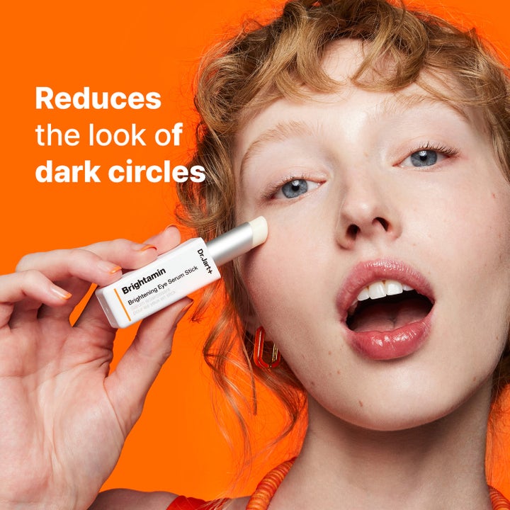 Dr.Jart+ Brightamin Brightening Eye Serum Stick 3,6 g mot mörka ringar som appliceras under ögat med vitt stift.