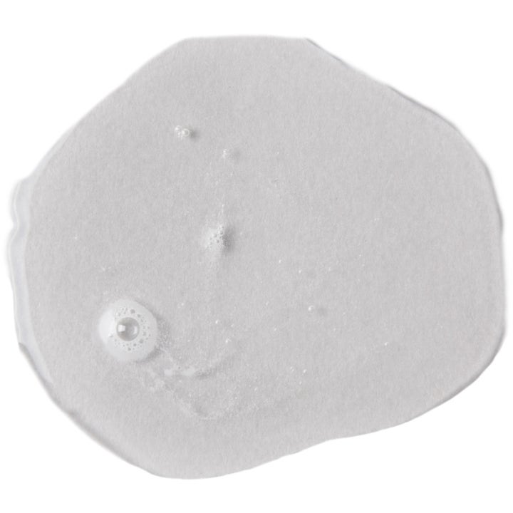 Verso N°1 Micellar Water 200 ml rengörande ansiktsrengöring med en transparent och lättflytande textur med små bubblor.