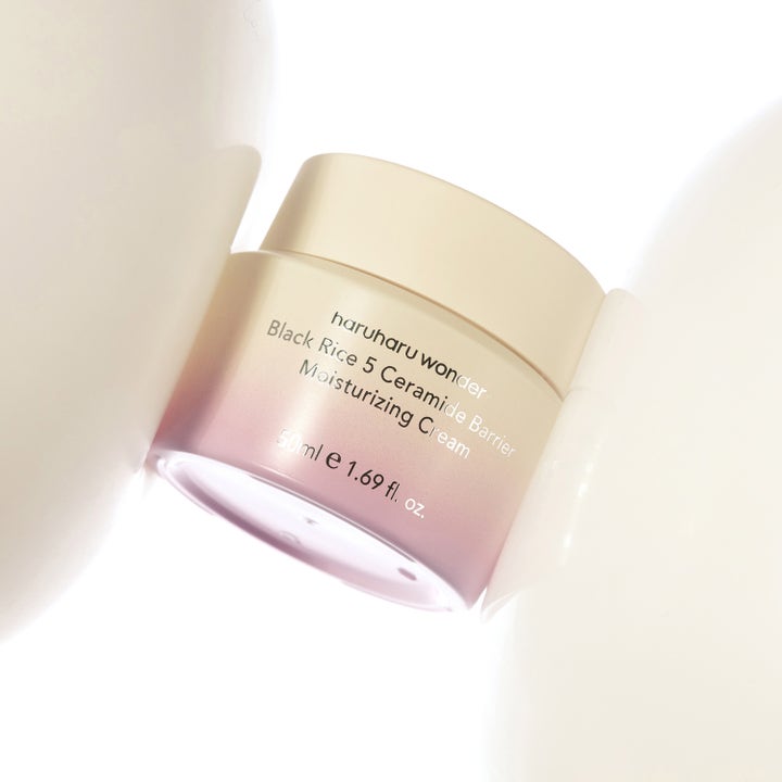 haruharu wonder Black Rice 5 Ceramide Cream 50 ml återfuktande ansiktskräm i en tonad burk placerad mellan vita former