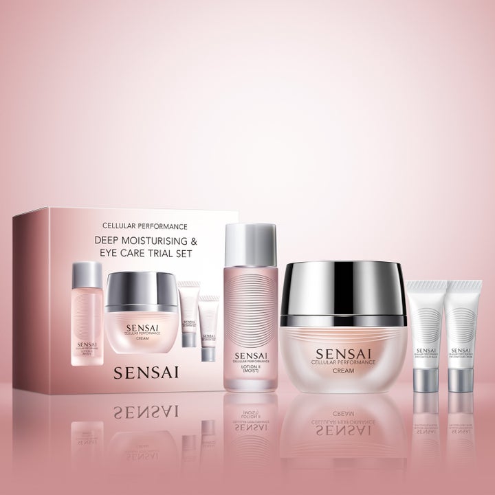Sensai Cellular Performance Trial Set 64 ml återfuktande hudvårdskit i rosa flaskor och burkar med silvriga detaljer