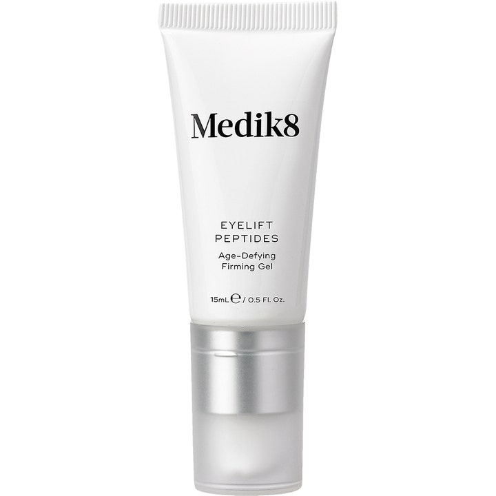 Medik8 Eyelift Peptides 15 ml ögonkräm mot påsar ger rynkreducering i en vit tub med silverfärgat lock