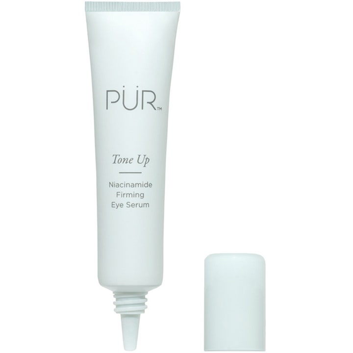 PÜR Tone Up Niacinamide Firming Eye Serum 12,5 ml är ett uppstramande PÜR ögonserum i vit tub med smalt munstycke och lock.