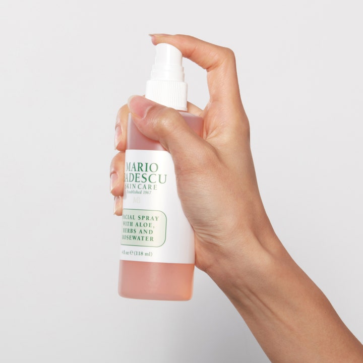 Mario Badescu Facial Spray Aloe, Herbs & Rosewater 118 ml återfuktande rosvatten i flaska som hålls av en hand