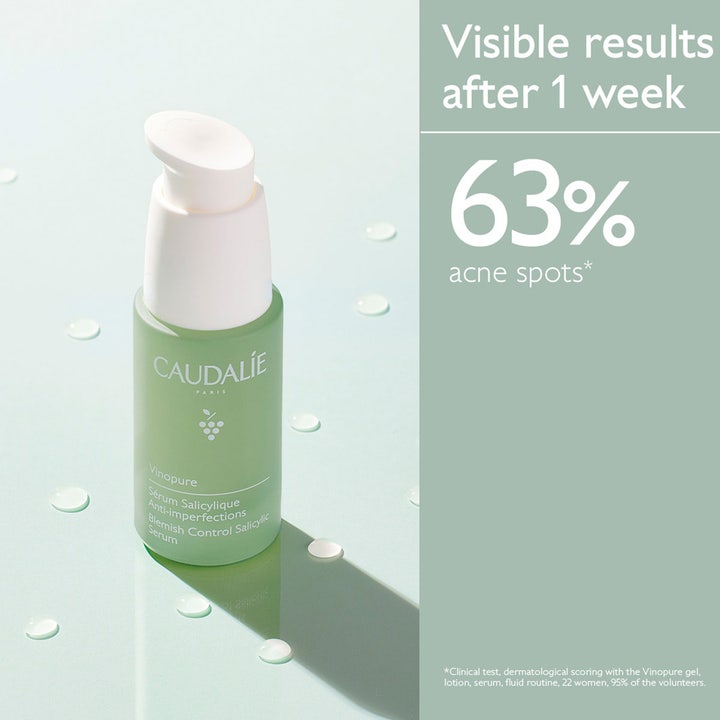 Caudalie Vinopure Salicylic Serum 30 ml mot orenheter i grön glasflaska med text om synliga resultat.