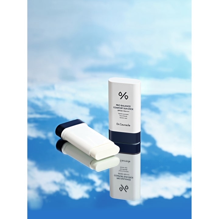 Dr. Ceuracle Pro Balance Sun Stick 18 g hybrid solskydd ger SPF50+ i vitt solstift mot en blå himmel med moln.