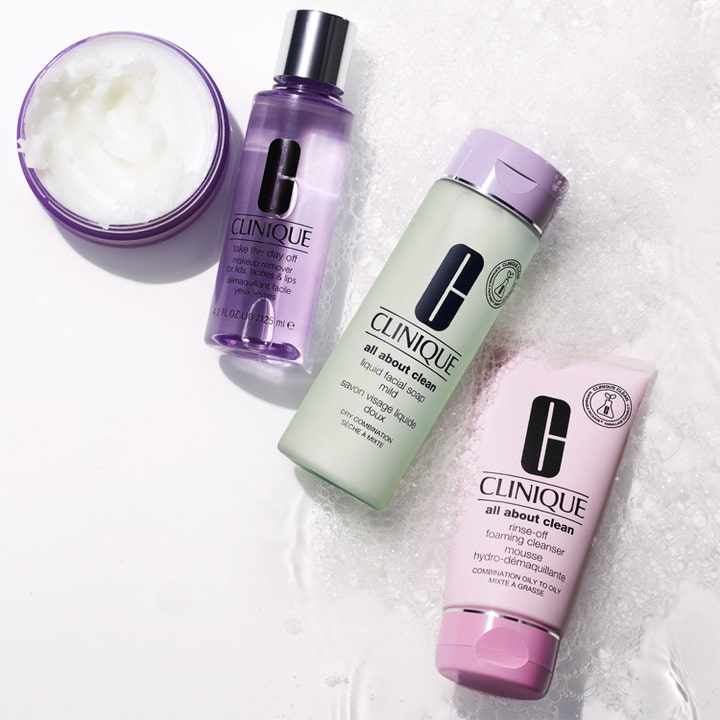 Clinique Take the Day off Makeup Remover 50 ml sminkborttagning ögon i lila flaska med silverkork omgiven av vitt skum.