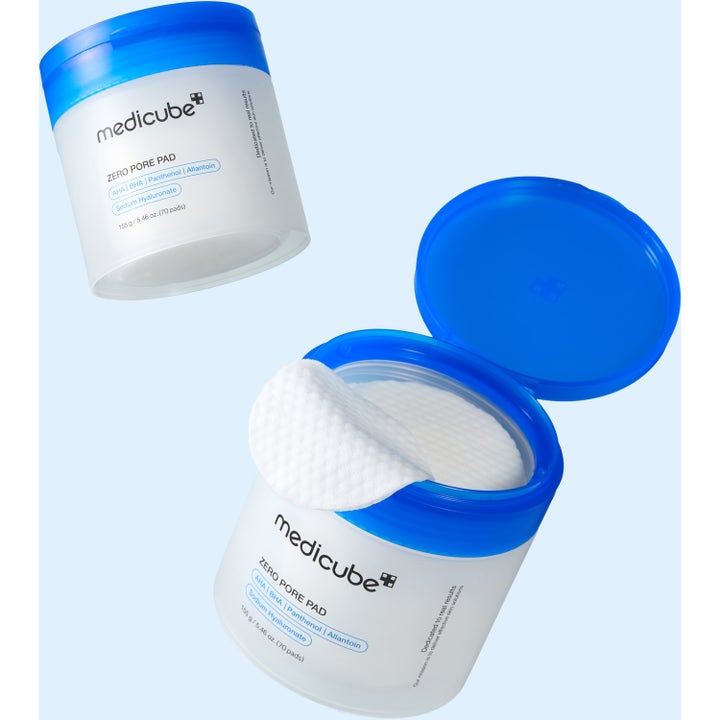 Medicube Zero Pore Pad 2.0 70 st porförminskande pads med AHA och BHA i vit burk med blått lock och synliga rondeller.