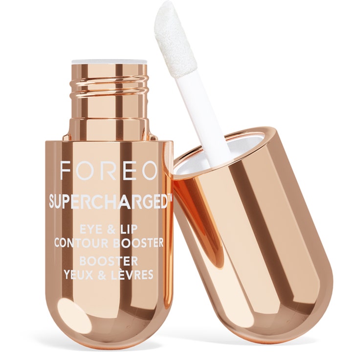 Foreo Supercharged Eye & Lip Contour Booster läppserum i roseguldhylsa med mjuk applikator ger lyxig rynkreducering.