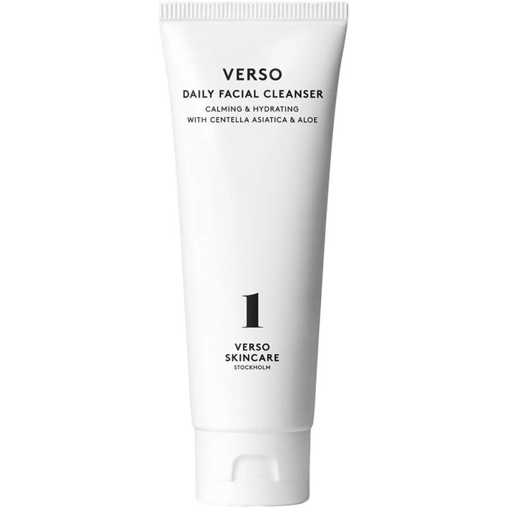 Verso Daily Facial Cleanser lugnande ansiktsrengöring som ger fukt i en minimalistisk vit tub med svart text.