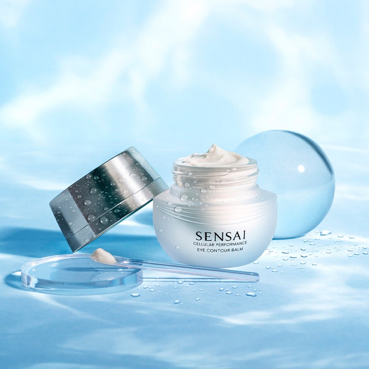 Sensai Cellular Performance Eye Contour Balm 15 ml fuktgivande ögonbalsam i vit burk med krämig textur mot blå bakgrund