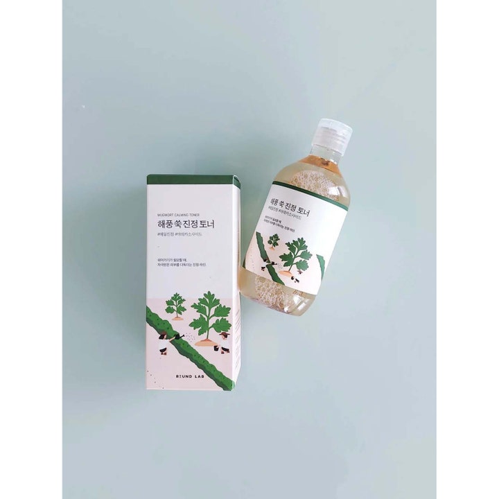 Round Lab Mugwort Calming Toner 300 ml lugnande ansiktsvatten i genomskinlig flaska och vit illustrerad kartong