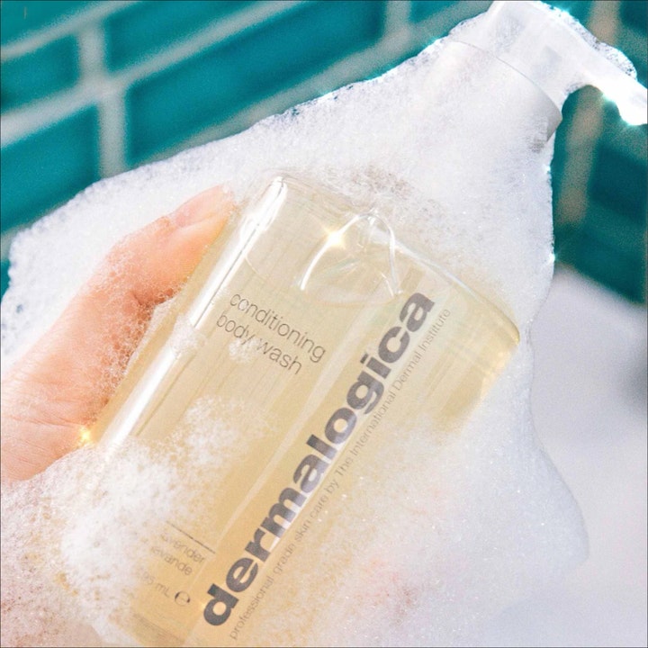 Dermalogica Conditioning Body Wash 295 ml täckt av vitt lödder som ger en ren och fräsch känsla