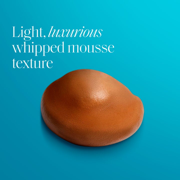 St.Tropez Self Tan Express Dark Whipped Mousse 200 ml brun utan sol visar lyxig mousse-textur och texten Light, luxurious.