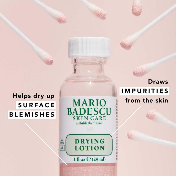 Mario Badescu Drying Lotion 29 ml punktbehandling omgiven av bomullspinnar som torkar ut blemmor