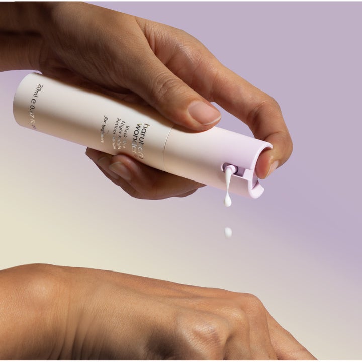 haruharu wonder Black Rice Night Knight Retinol Serum 20 ml hudvård i pumpflaska som ger en krämig vit formula mot huden.