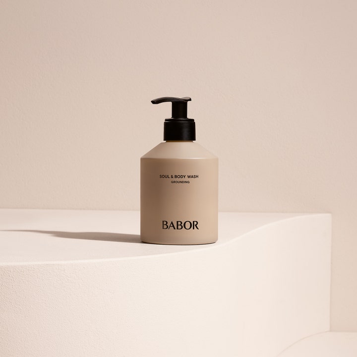 Babor Soul & Body Wash 250 ml lugnande återfuktande duschkräm i beige pumpflaska på en avsats