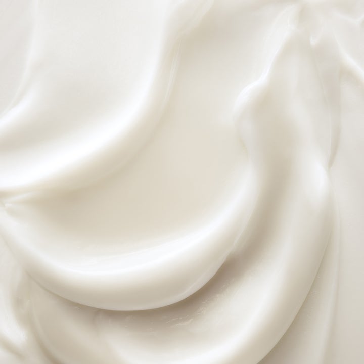 Sensai Total Firm Expert Cream 50 ml fasthetsgivande ansiktskräm med en fyllig vit krämig textur i mjuka vågor