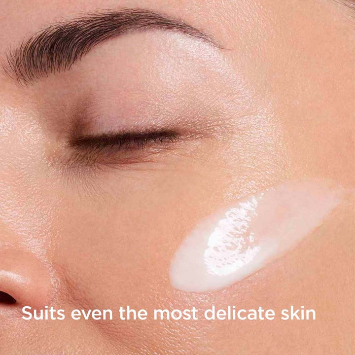 Clarins Bright Plus Advanced Expert Serum 30 ml lystergivande serum vit krämig textur på kinden för känslig hud