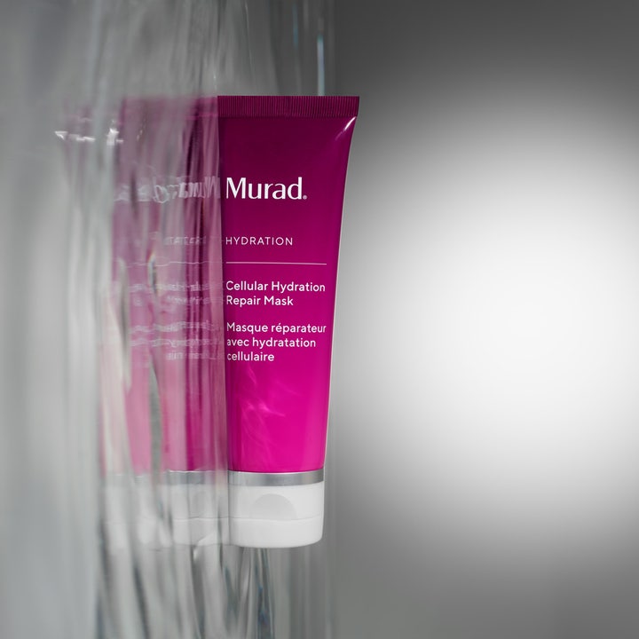 Murad Cellular Hydration Repair Mask 80 ml cellreparationsmask i lila tub placerad bakom en vågig glasyta.