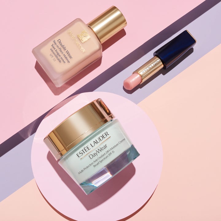 Estée Lauder DayWear Anti-Oxidant Creme 30 ml återfuktande dagkräm i glasburk med guldkork bredvid foundation
