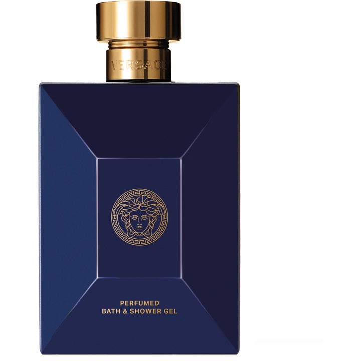Versace Dylan Blue duschgel skapar en aromatisk fougere doft i en elegant mörkblå flaska med guldiga detaljer.