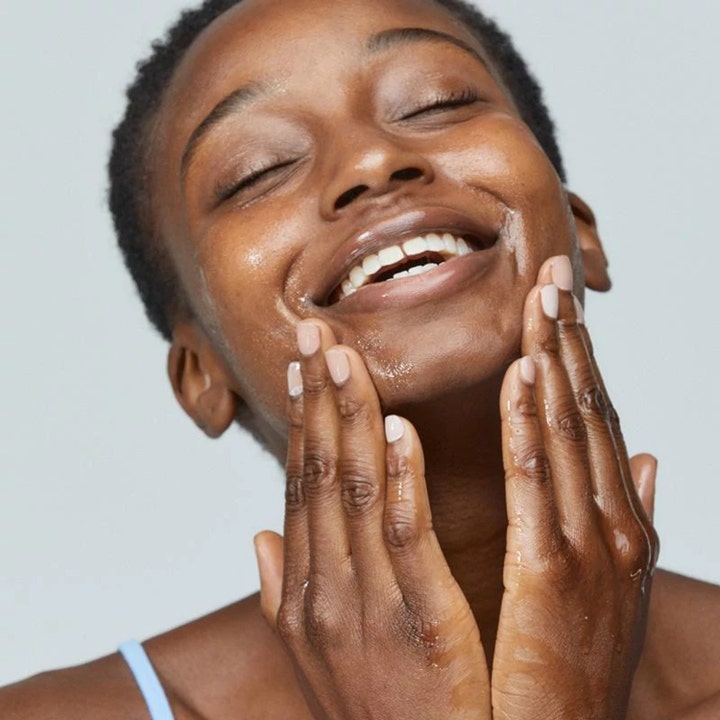 Dermalogica PreCleanse 150 ml oljebaserad rengöring som ger lyster när en kvinna masserar in oljan i ansiktet.