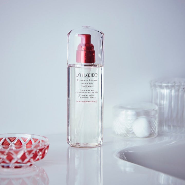 Shiseido Nattens Återställning 200 ml reparerande ansiktsvatten i transparent pumpflaska med rött munstycke