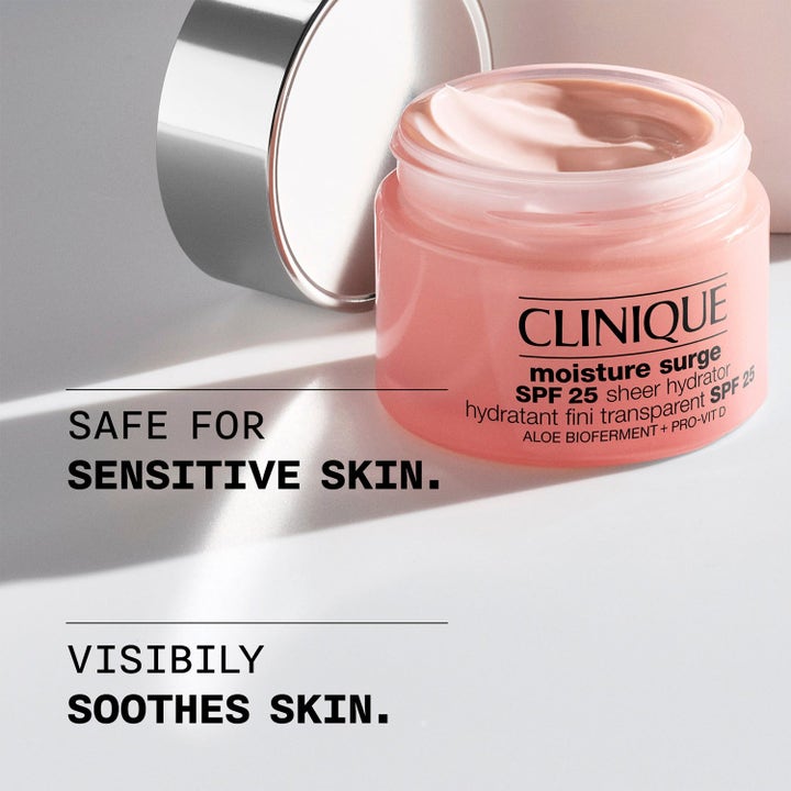 Clinique Dagligt Skydd 105 ml återfuktande ansiktskräm med SPF 25 i rosa burk som lugnar känslig hy.