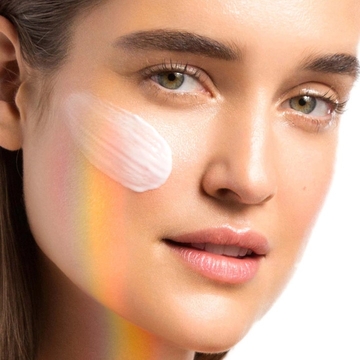 Dermalogica Prisma Protect SPF30 50 ml lystergivande solkräm ansikte SPF30 på kvinna med krämstråk och regnbågsskimmer