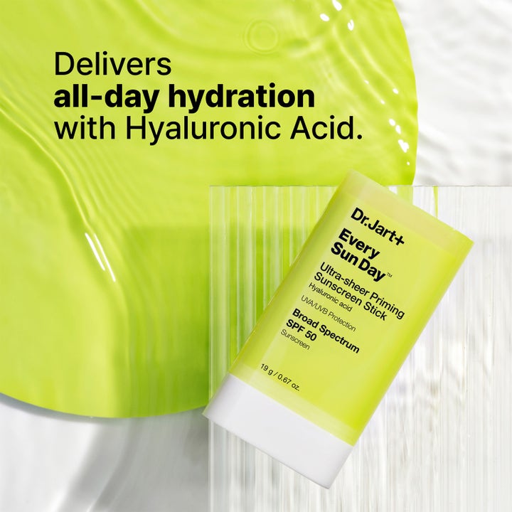 Dr.Jart+ Every Sun Day Sunscreen Stick 19 g solstift med SPF 50 och hyaluronsyra vid limegrön flytande textur.
