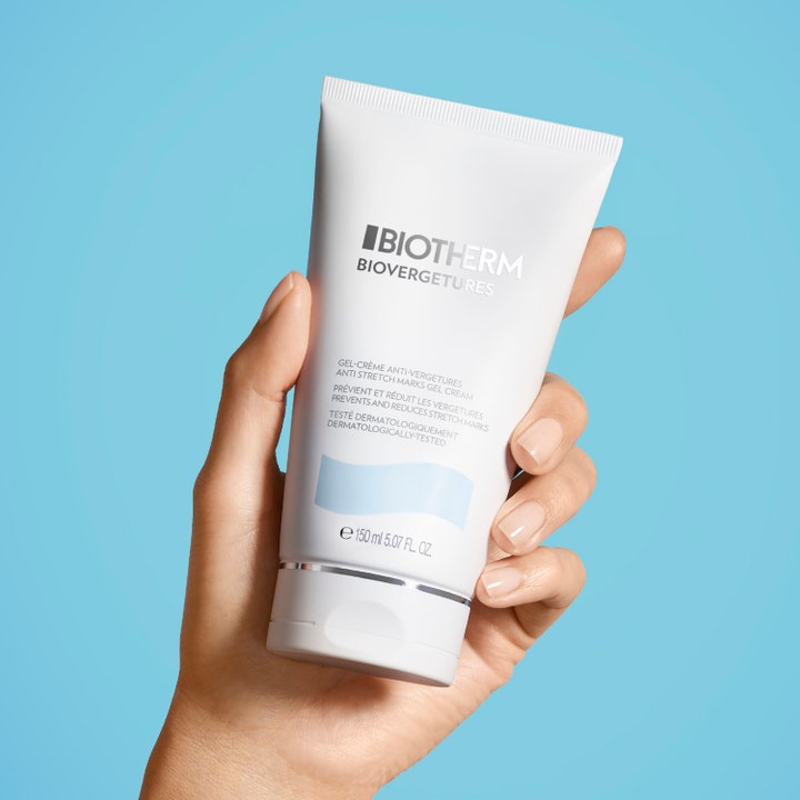 Biotherm Biovergetures 150 ml stretchmarksgel i vit tub som hålls i en hand för behandling mot bristningar.