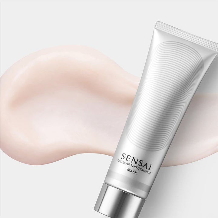 Sensai Cellular Performance Mask 140 ml återfuktande ansiktsmask i silverfärgad tub på en ljusrosa krämig textur