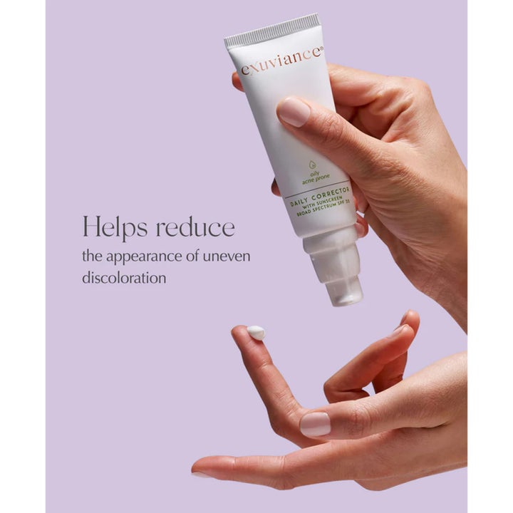 Exuviance Daily Corrector SPF35 40 g daglig hudutjämning för aknebenägen hud, vit tub med kräm på ett finger.