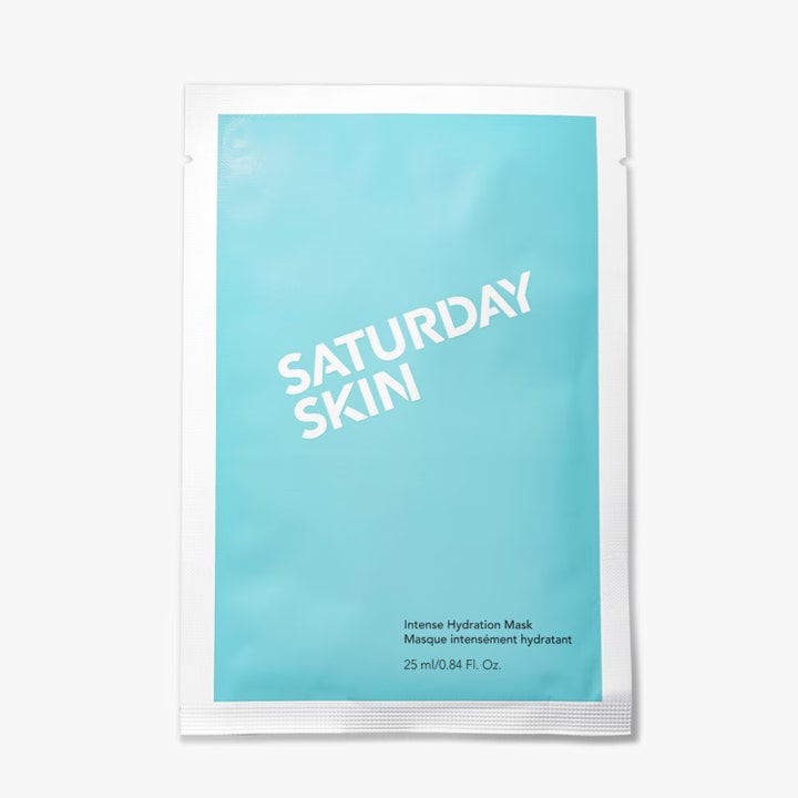Saturday Skin Intense Hydration Mask 25 ml återfuktande ansiktsmask i en ljusblå och vit rektangulär sachet