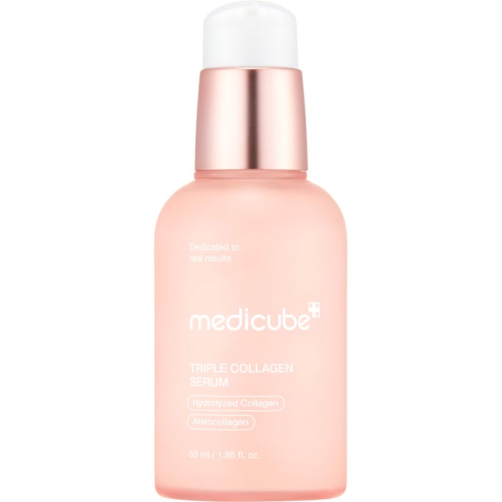 Medicube Triple Collagen Serum 55 ml ger lyster i en frostad persikofärgad flaska med roséguldspump.