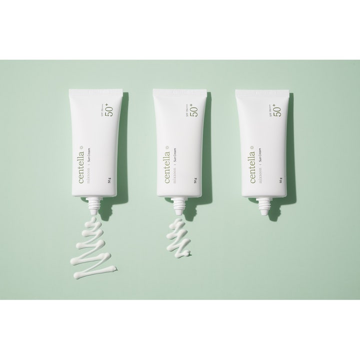 Mixsoon Centella Sun Cream 50 g ansikts solkräm spf 50 visar vit krämig textur ur tre vita tuber på grön bakgrund.