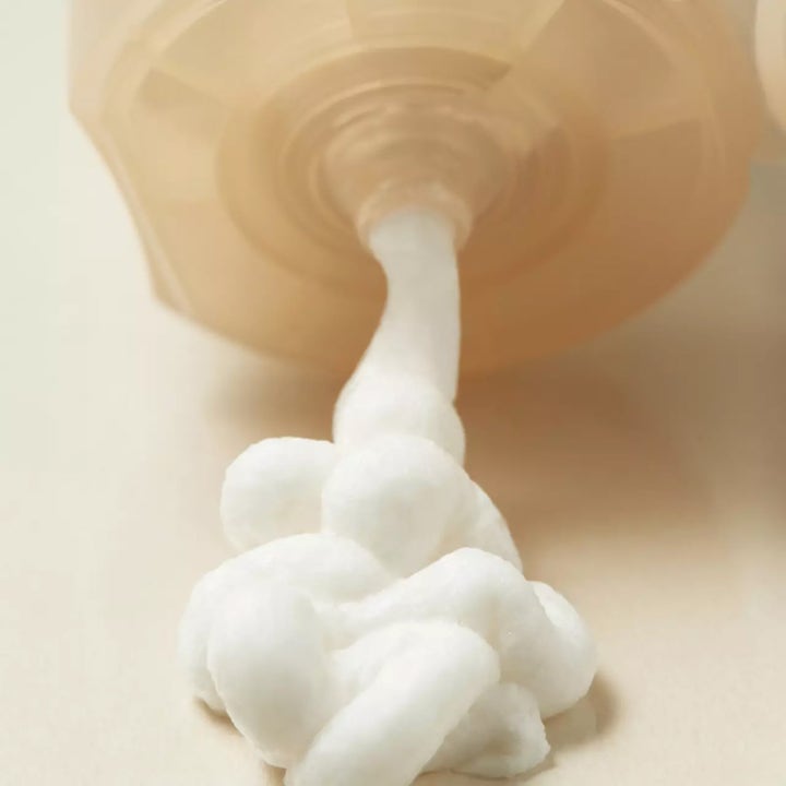 I'm from Rice Whip Facial Cleanser 150 ml ansiktsrengöring med en vit krämig textur som pressas ut ur en beige tub