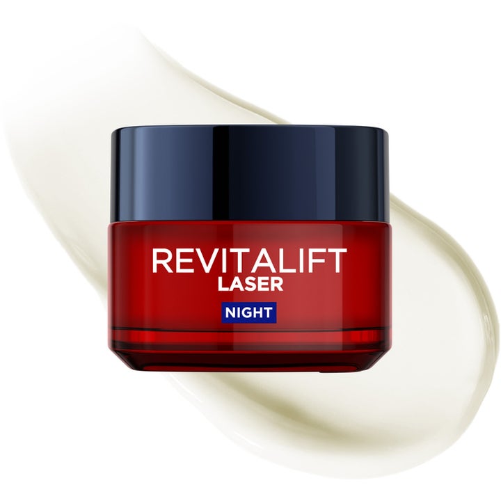 L'Oréal Revitalift Laser nattkräm 50 ml i röd glasburk mot krämig vit textur är en effektiv anti-rynk nattkräm.