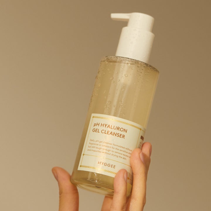 Hyggee pH Hyaluron Gel Cleanser 200 ml ansiktsrengöring för torr känslig hud i en fuktig pumpflaska som hålls i handen