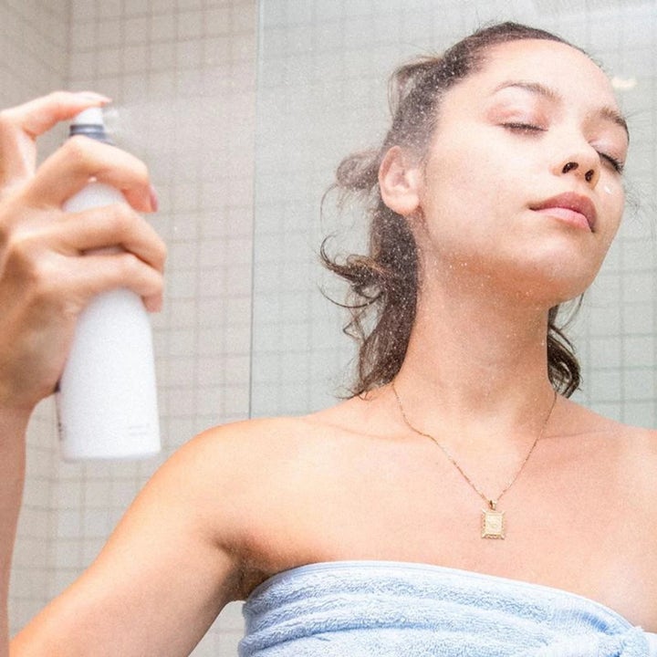Dermalogica Multi-Active Toner Duo återfuktande ansiktsvatten sprayas som en fin mist över en kvinnas ansikte.