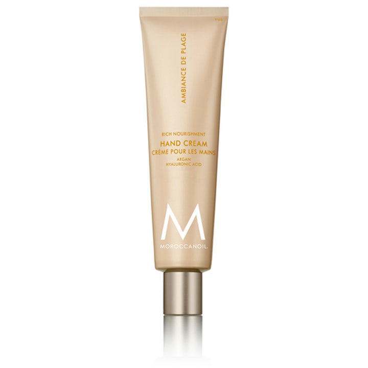 Moroccanoil Ambiance de Plage återfuktande handkräm med arganolja och hyaluronsyra i en elegant beige tub med silverkork.