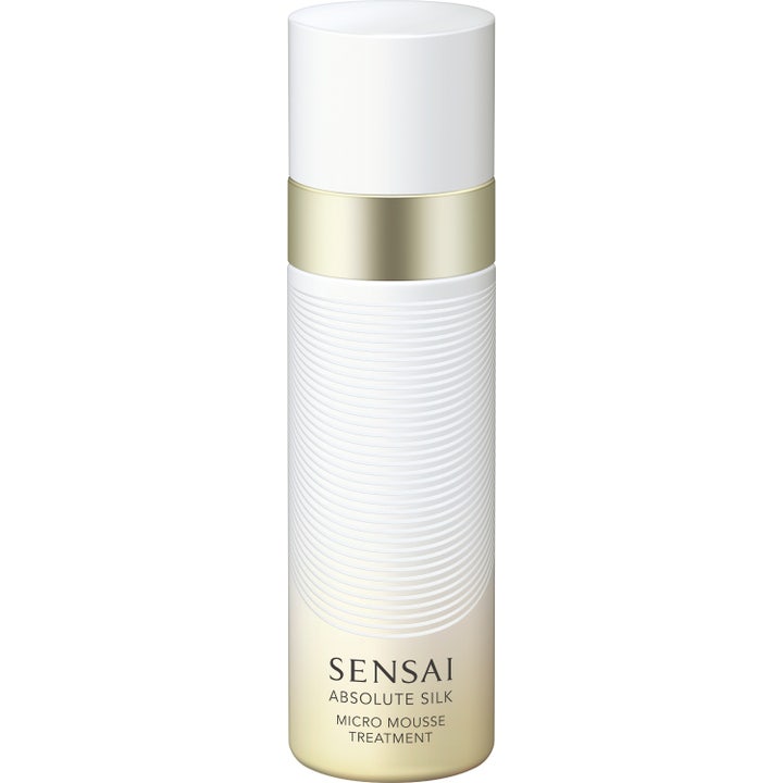 Sensai Absolute Silk Micro Mousse Treatment anti-aging lyster i en vit räfflad flaska med eleganta gulddetaljer
