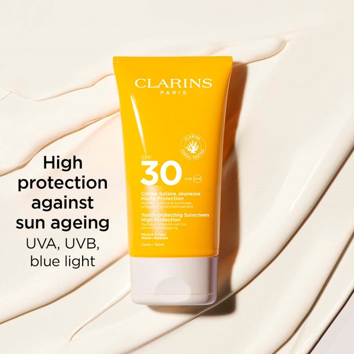 Clarins Youth-protecting Sunscreen SPF30 150 ml kräm motverkar åldrande ovanpå krämig vit textur