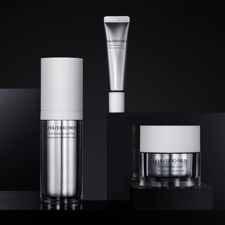 Shiseido Total Revitalizer Eye 15 ml anti-aging ögonkräm mot påsar i silverfärgad tub i en stilren mörk miljö.