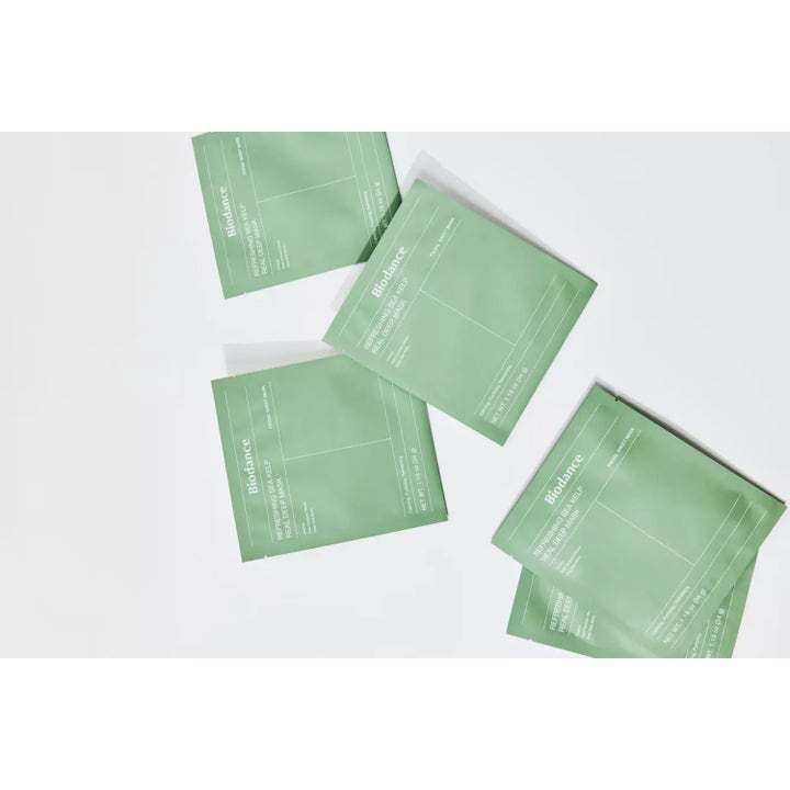 Biodance Refreshing Sea Kelp Real Deep Mask 34 g lugnande ansiktsmask i flera gröna förpackningar på vit yta