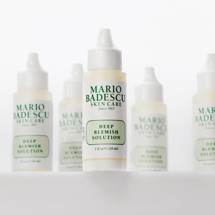 Mario Badescu Deep Blemish Solution 29 ml spotbehandling akne i en grupp vita flaskor med pipettkork