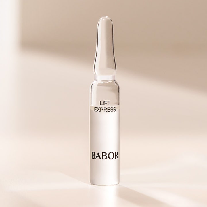 Babor Lift Express 14 ml uppstramande serum i en genomskinlig glasampull som ger omedelbar lyster